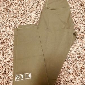 FLEO 25” Shadow Sage  Romey leggings XS